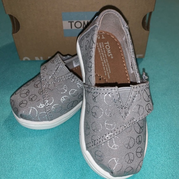 TOMS NWT Classic Drizzle Grey Foil Peace Signs 5 - Picture 3 of 6